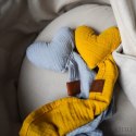 Hi Little One pieluszka, przytulanka doudou z zawieszką na smoczek BIO muślin HEART Grey