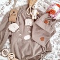 Hi Little One rampers dziecięcy MIŚ OverSize BOHO Caffe Latte roz L Pom Pom